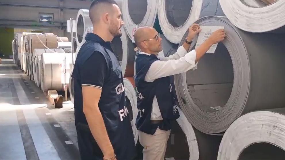 Italia congela €950,000 en investigación por importación fraudulenta de acero inoxidable