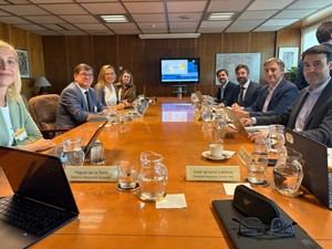 Groizard y León discuten planificación eléctrica hacia 2030 para descarbonización