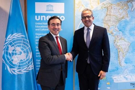 Albares se encuentra con el director de la UNESCO en París