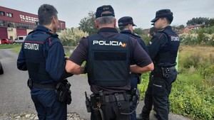 Ertzaintza y policías locales desalojan vivienda ocupada en Sondika