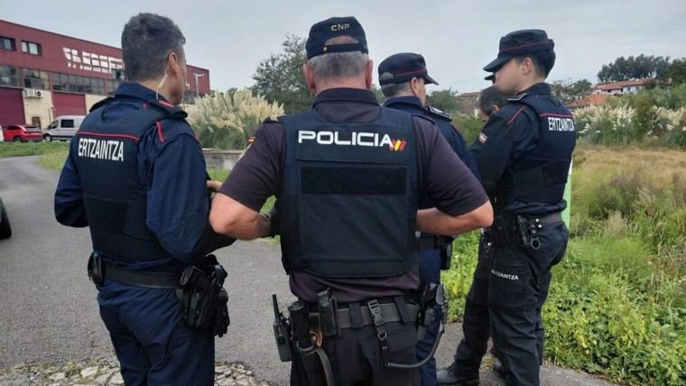 Ertzaintza y policías locales desalojan vivienda ocupada en Sondika