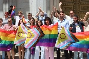 Aprobada ley que penaliza las prácticas de conversión en España