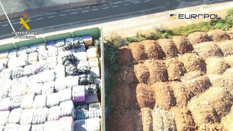 La Guardia Civil desmantela redes globales de tráfico de residuos y detiene a cientos