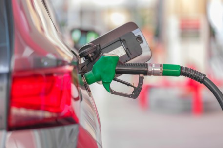Prohíben publicidad de vuelos cortos y combustibles fósiles en nueva ley de consumo sostenible