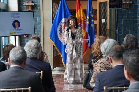 La ministra de Igualdad aboga por un modelo global que defienda la libertad y los derechos humanos