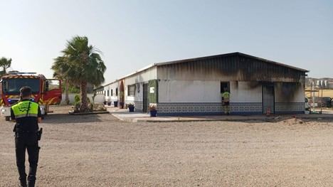 Incendio en nave de ganado en Lorca es controlado por bomberos