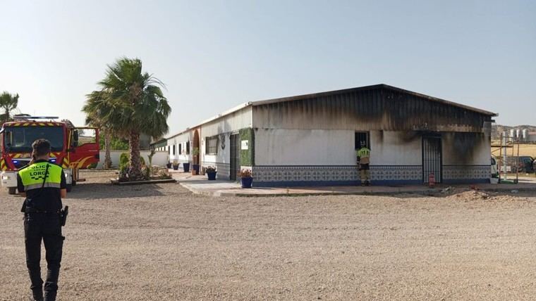 Incendio en nave de ganado en Lorca es controlado por bomberos