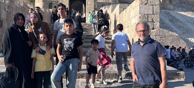 Convoy humanitario llega a Suweida, Siria, tras crisis de suministros