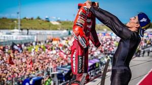Márquez triunfa en Misano tras un intenso duelo con Bezzecchi