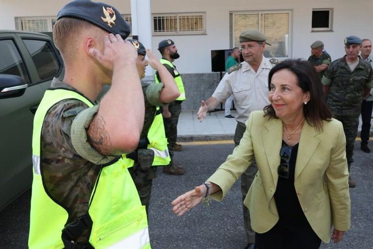 Margarita Robles elogia a la Brigada 'Galicia VII' por su labor en la lucha contra incendios