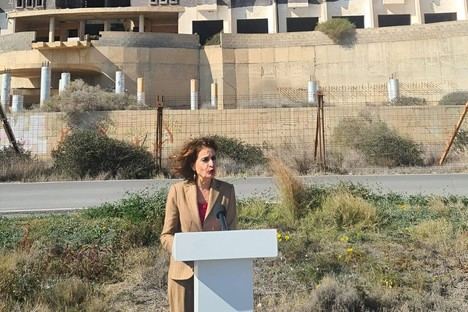 Gobierno inicia demolición del hotel ilegal en El Algarrobico