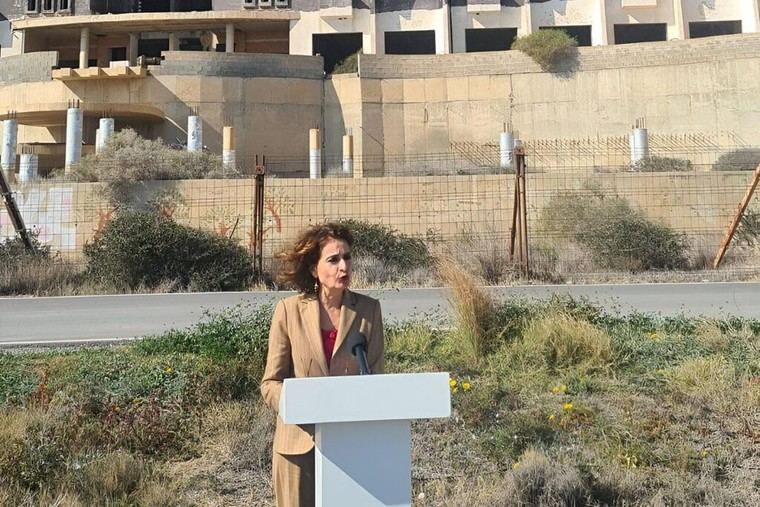 Gobierno inicia demolición del hotel ilegal en El Algarrobico