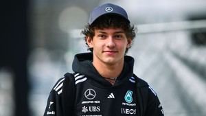 Antonelli enfrenta el desafío de compaginar su carrera en F1 con los estudios escolares