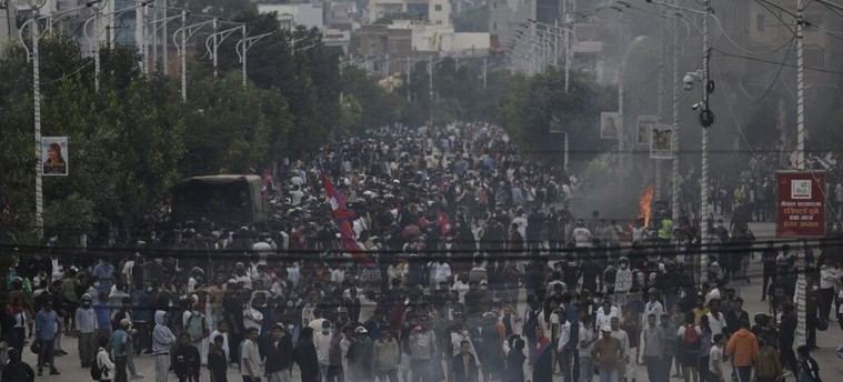Dimisión del primer ministro de Nepal tras protestas violentas y llamado de la ONU a la calma