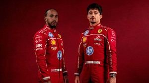 Hamilton y Leclerc presentan los nuevos trajes de Ferrari para 2025