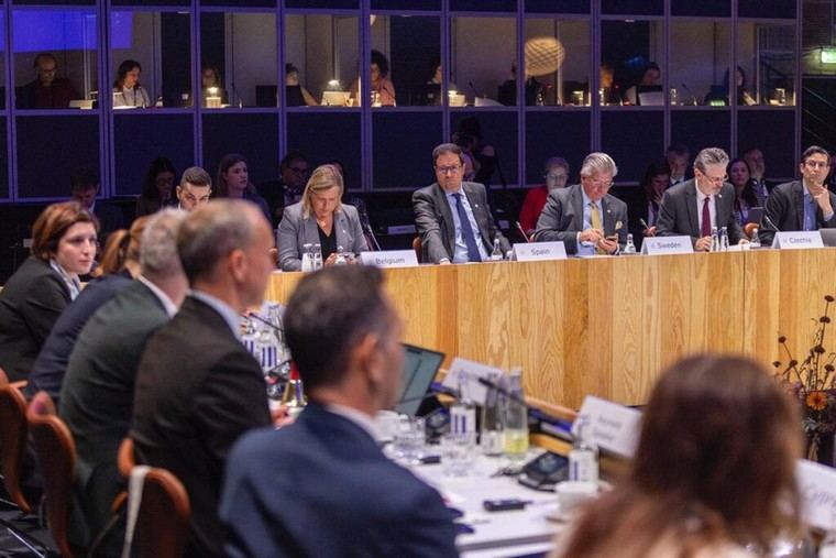 Óscar López urge a la UE a acelerar la protección digital de menores