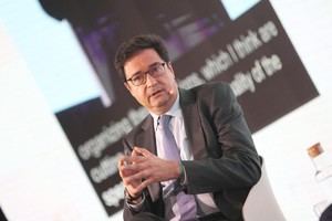 Óscar López propone colaboración con potencias medias para una IA ética y sostenible