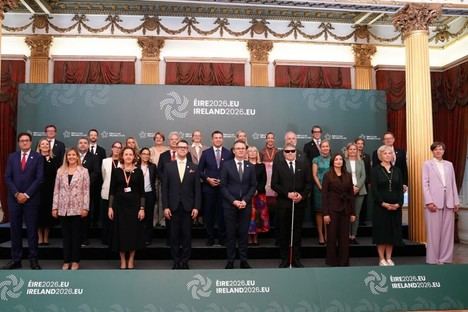 López pide una regulación europea urgente para proteger a los menores en el entorno digital