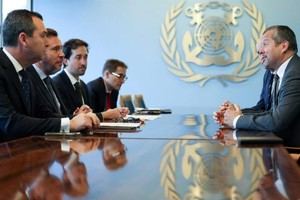 Óscar Puente propone una estrategia global para combatir la contaminación marítima