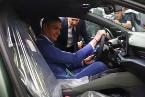Sánchez celebra el inicio de producción del primer coche eléctrico hecho en España