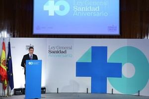 Sánchez reafirma el compromiso del Gobierno con la sanidad pública como pilar de la democracia