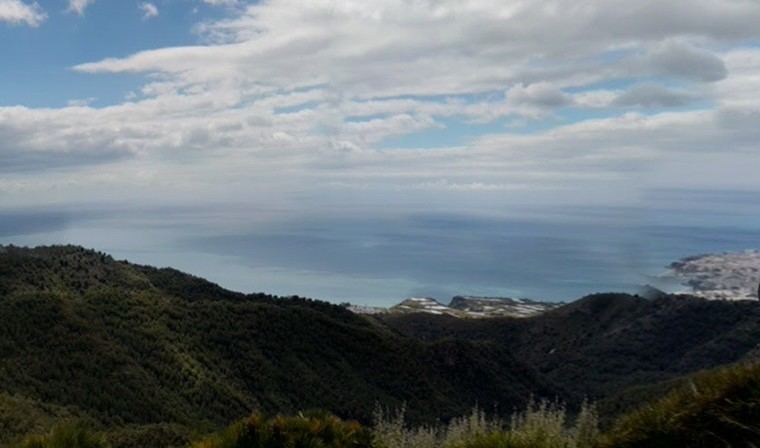 Rescatan a dos senderistas heridos tras pasar la noche perdidos en Nerja