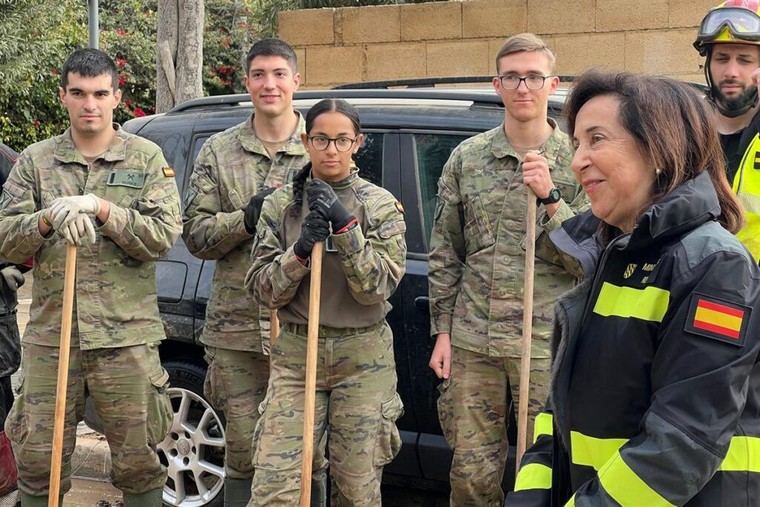 Robles destaca el valor de los militares como símbolo de seguridad y esperanza para los ciudadanos