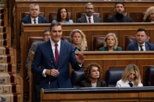 Sánchez critica a Feijóo por su vínculo con la ultraderecha y eludir responsabilidades