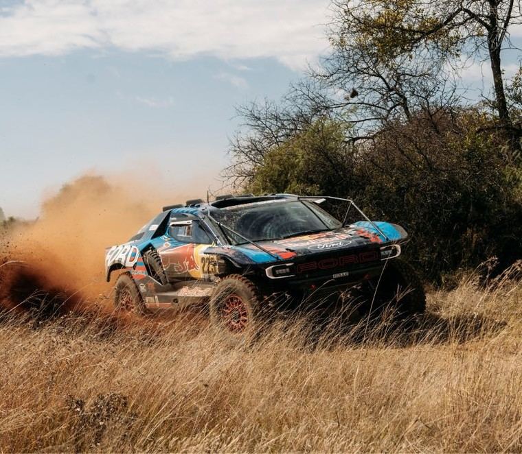 Sainz logra el segundo puesto en la etapa inaugural del Safari Rally de Sudáfrica