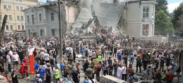 Cuatro niños, incluido un bebé, mueren en ataques rusos en Kiev