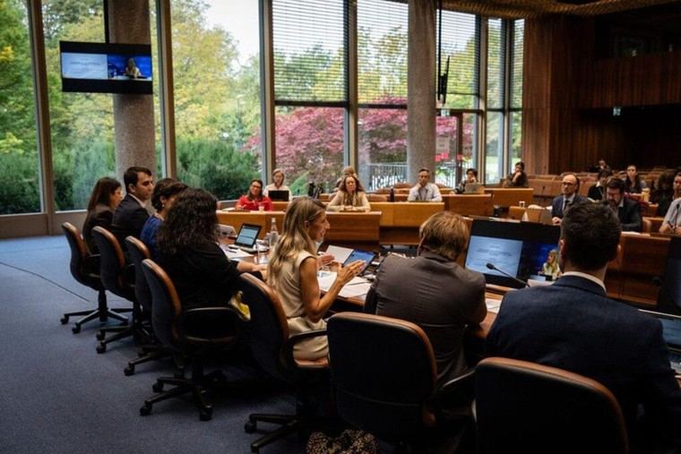 Yolanda Díaz destaca la importancia del empleo estable para la salud mental